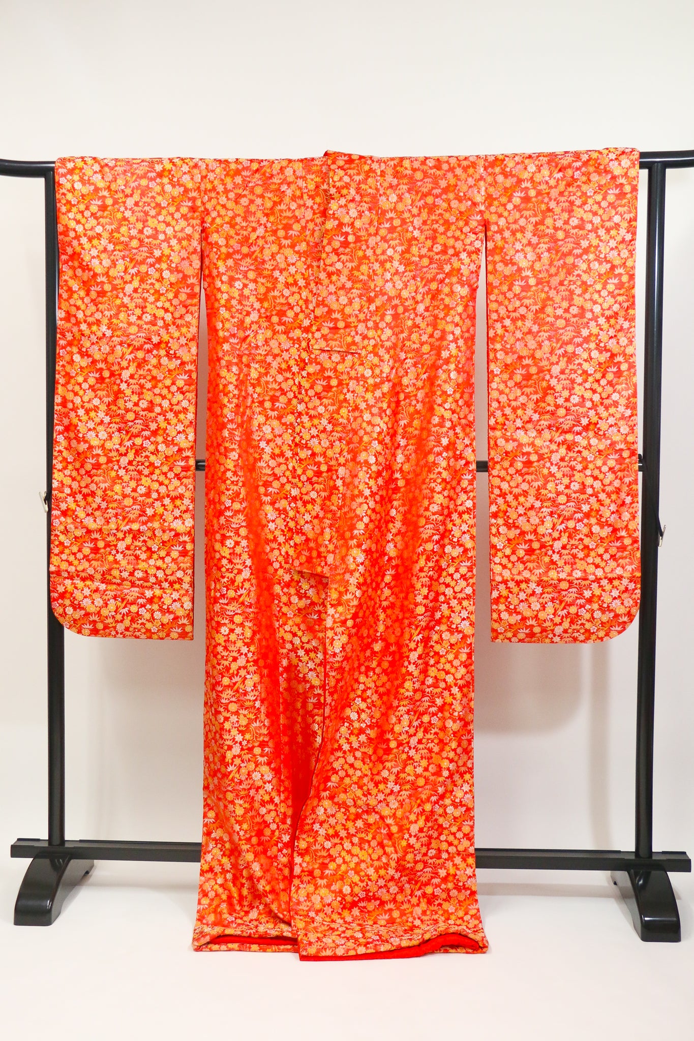 Red Bridal “Hikizuri” Kimono – Embroidered Floral Pattern / 朱赤の引き振袖・金糸の総柄刺繍◆twff714