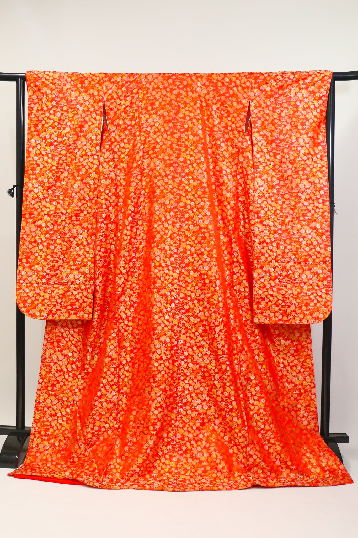 Red Bridal “Hikizuri” Kimono – Embroidered Floral Pattern / 朱赤の引き振袖・金糸の総柄刺繍◆twff714