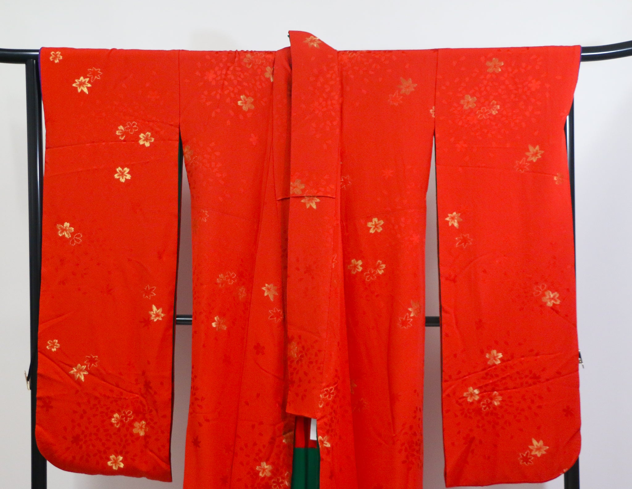 Elegant Red Kimono with Gold Sakura Pattern|赤 × 金 桜模様の上品な振袖◆twff715