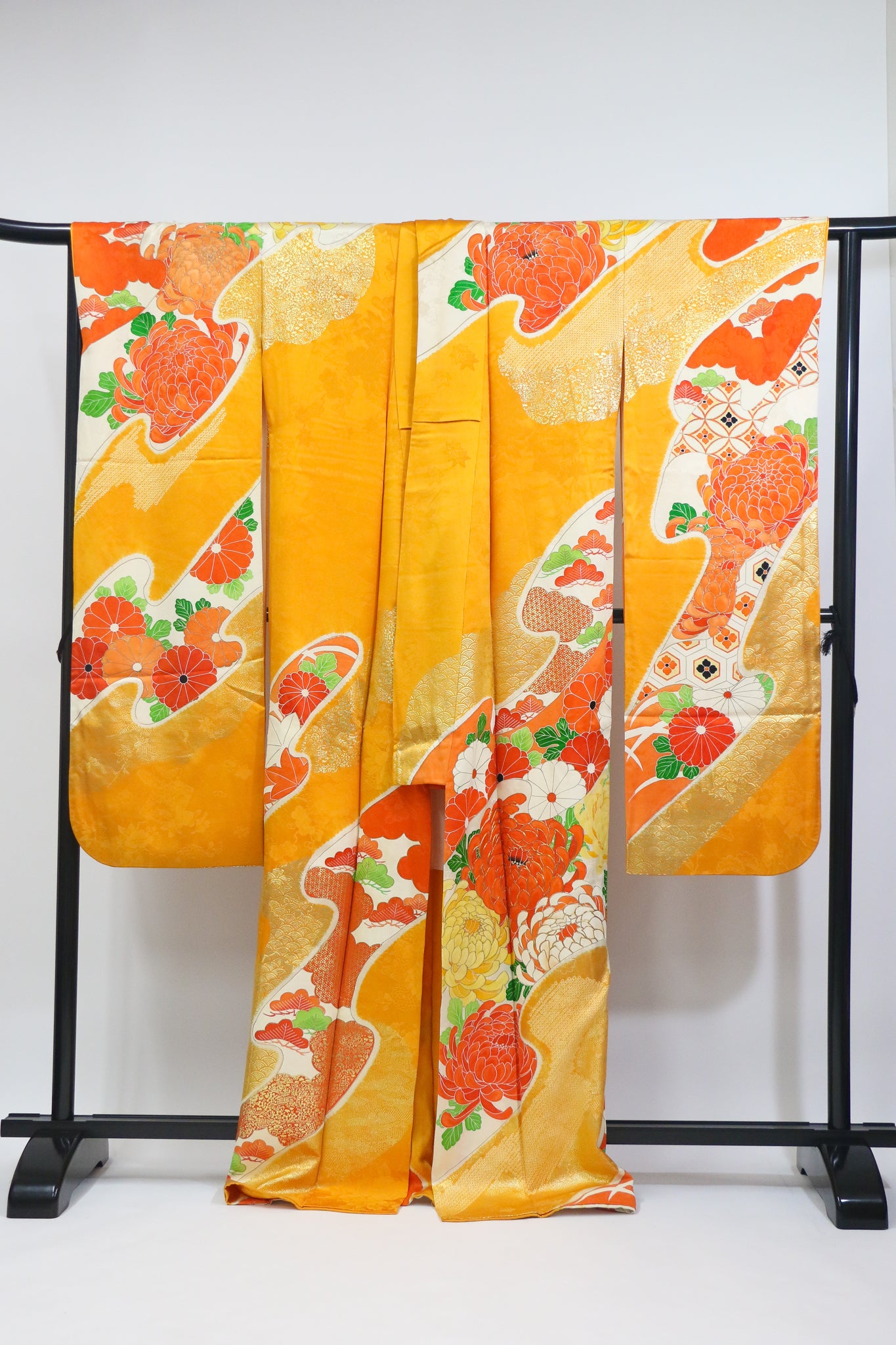 Gorgeous Gold-Accented Chrysanthemum Kimono / 豪華金彩 菊文様振袖◆twf723