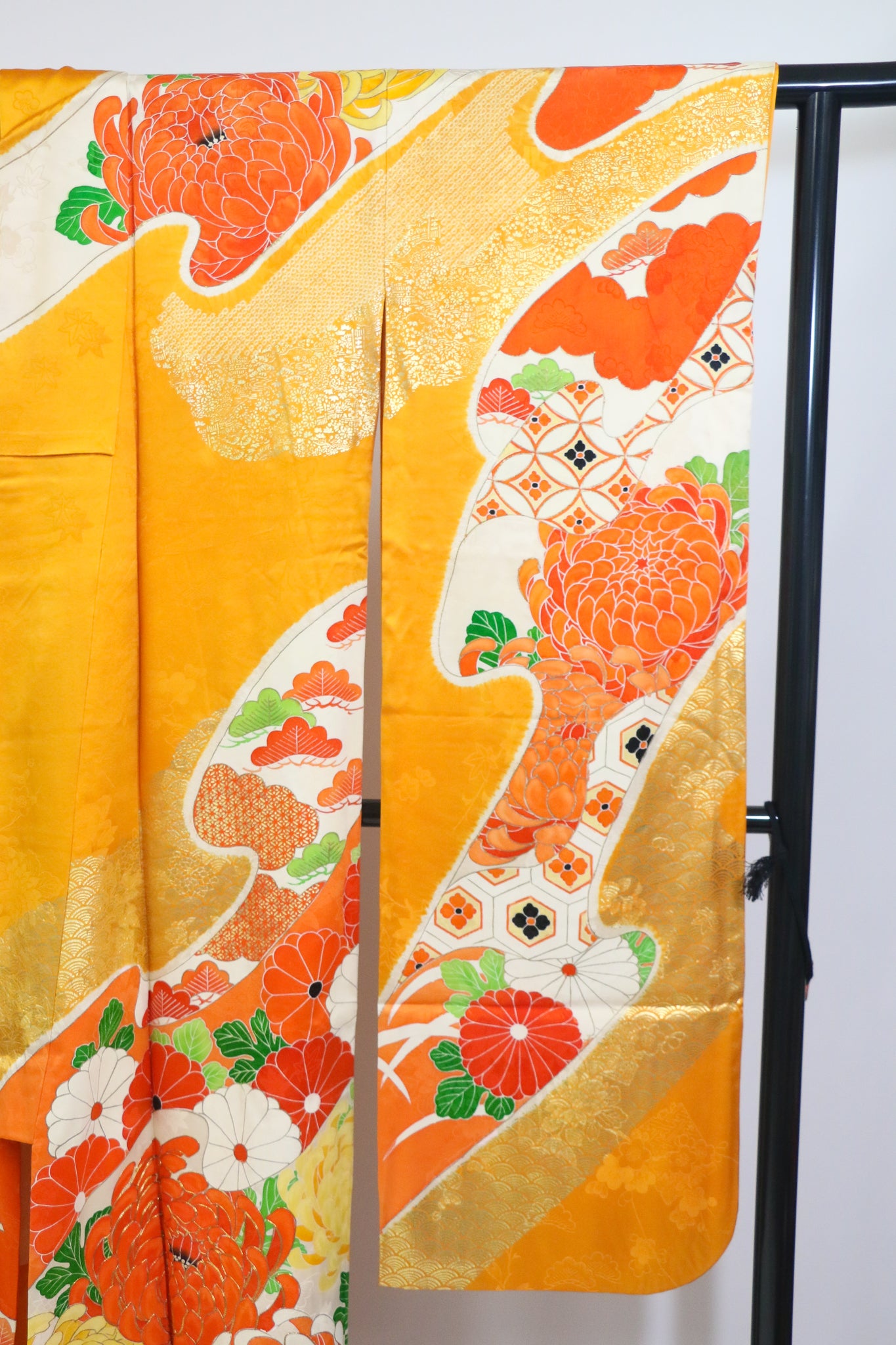 Gorgeous Gold-Accented Chrysanthemum Kimono / 豪華金彩 菊文様振袖◆twf723