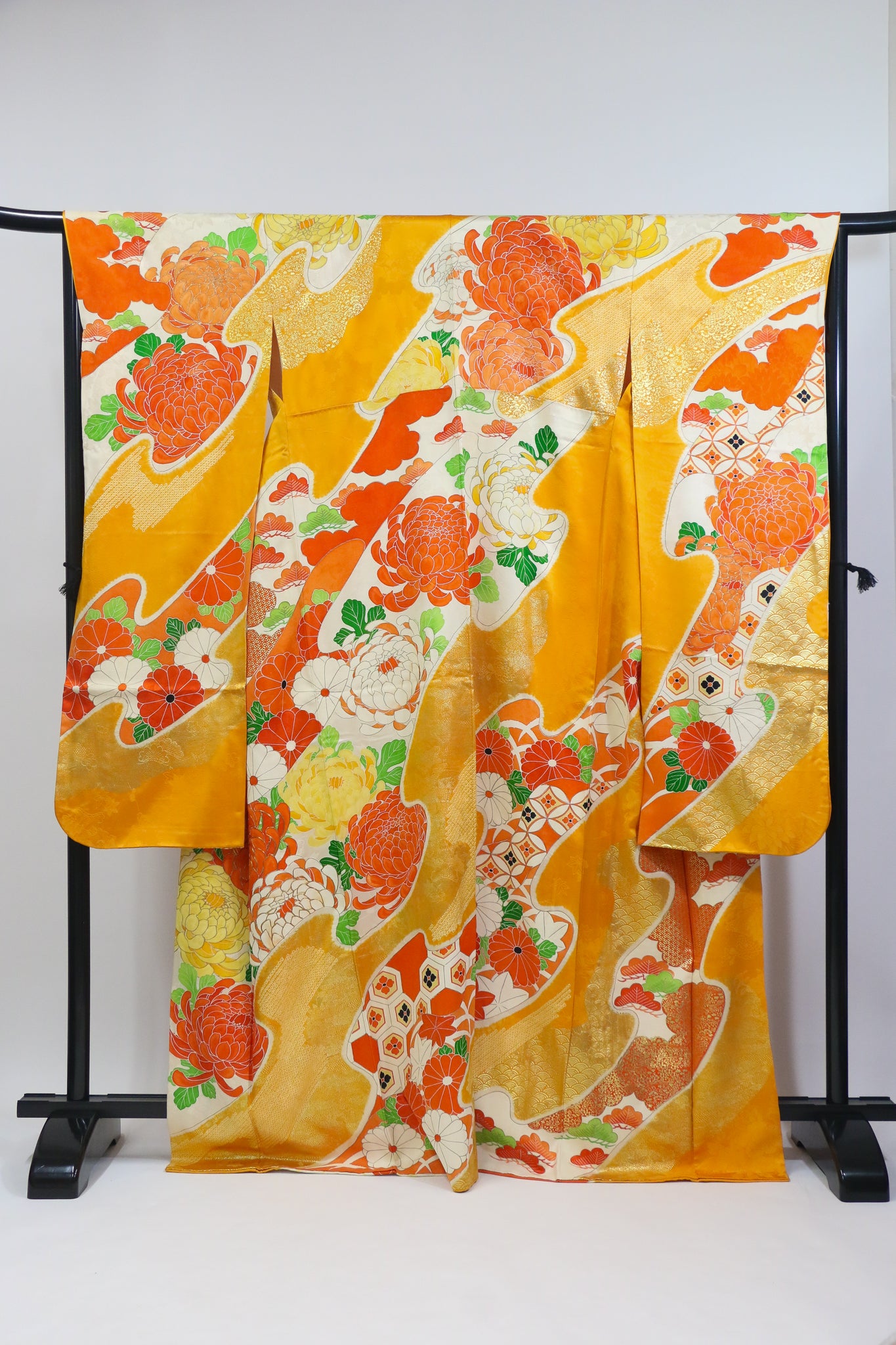 Gorgeous Gold-Accented Chrysanthemum Kimono / 豪華金彩 菊文様振袖◆twf723