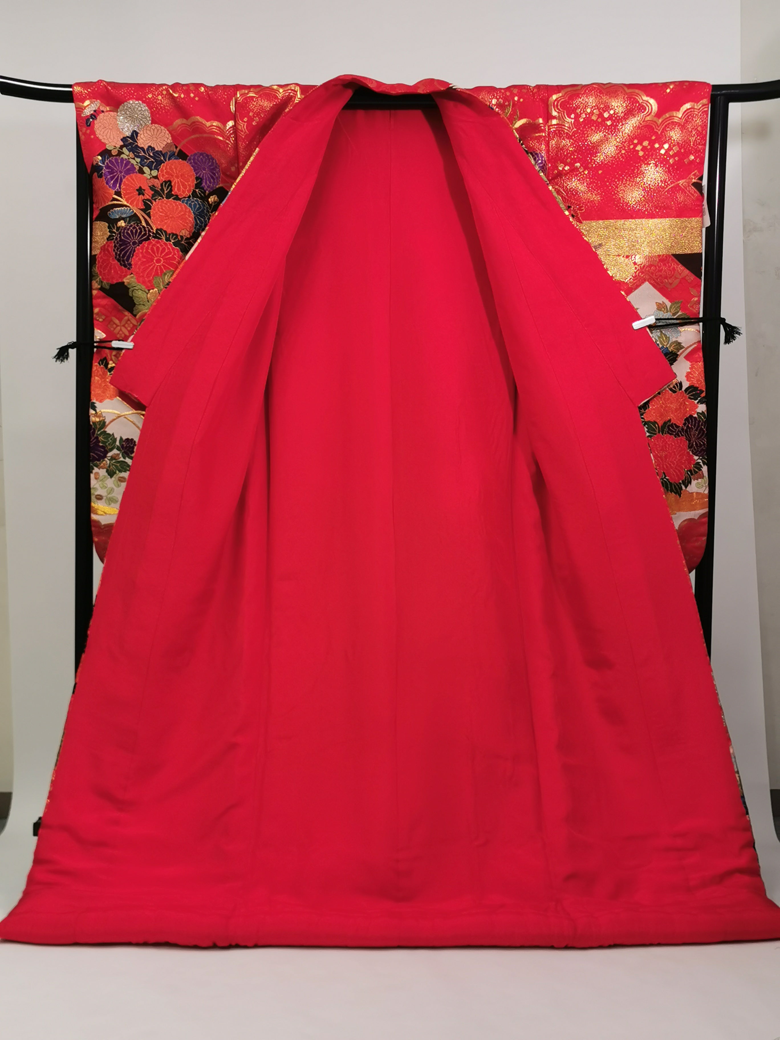 Red Uchikake Kimono with Cranes and Peonies / 鶴と牡丹の赤打掛 – Japanese Wedding Kimono (Vintage, Silk)◆twku682