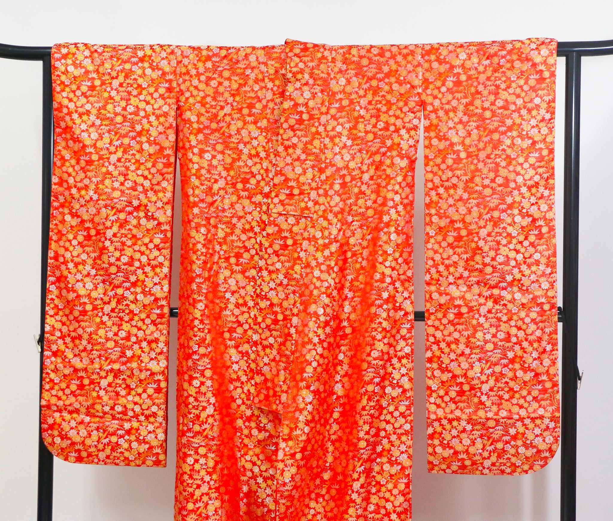 Red Bridal “Hikizuri” Kimono – Embroidered Floral Pattern / 朱赤の引き振袖・金糸の総柄刺繍◆twff714