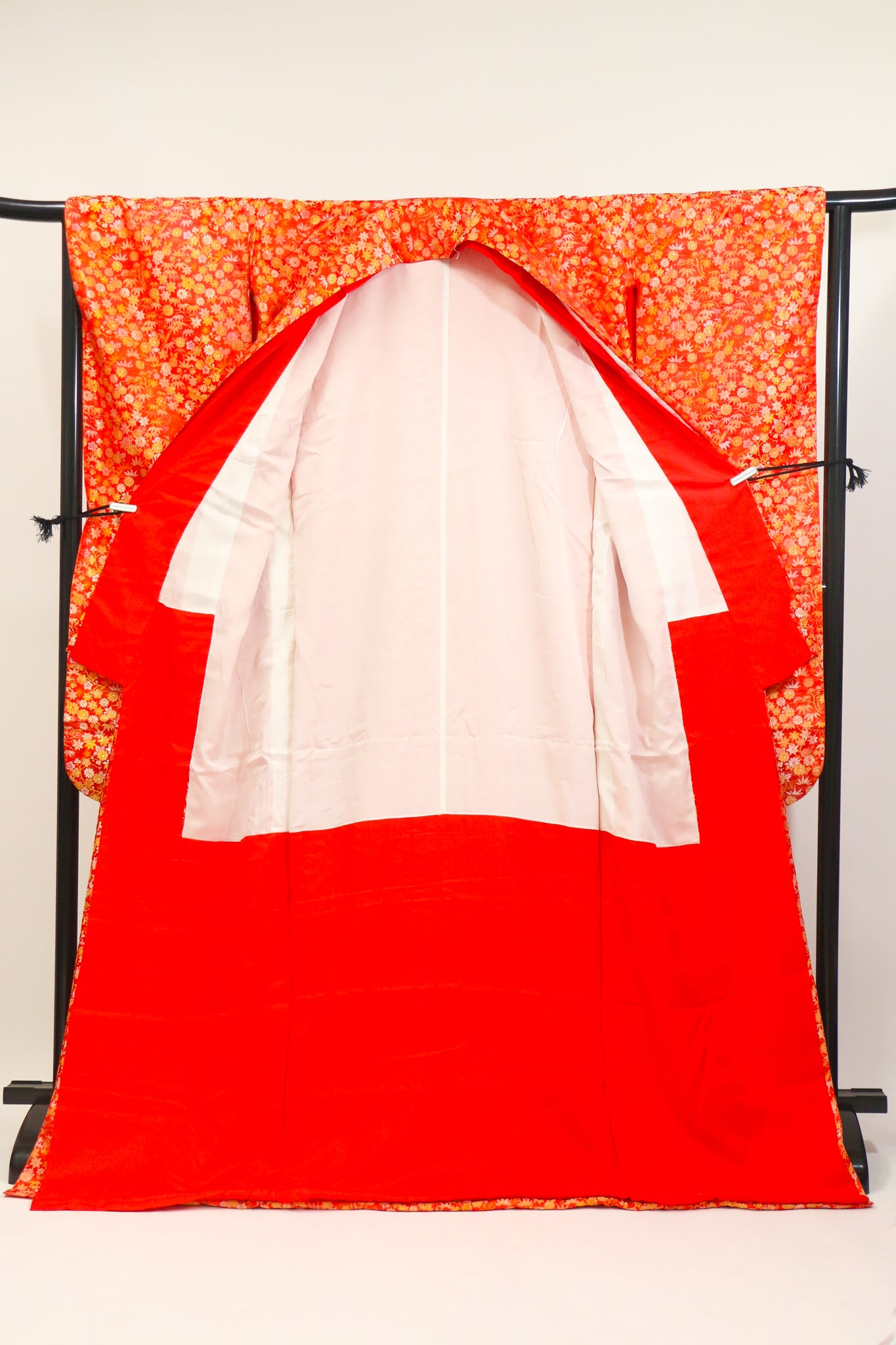 Red Bridal “Hikizuri” Kimono – Embroidered Floral Pattern / 朱赤の引き振袖・金糸の総柄刺繍◆twff714