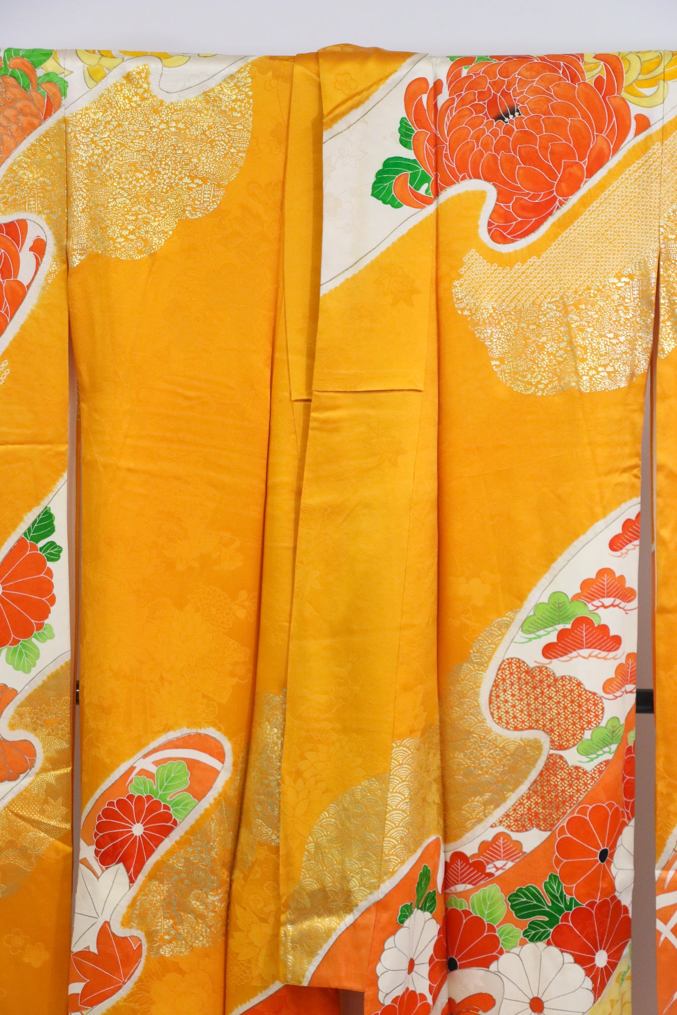 Gorgeous Gold-Accented Chrysanthemum Kimono / 豪華金彩 菊文様振袖◆twf723